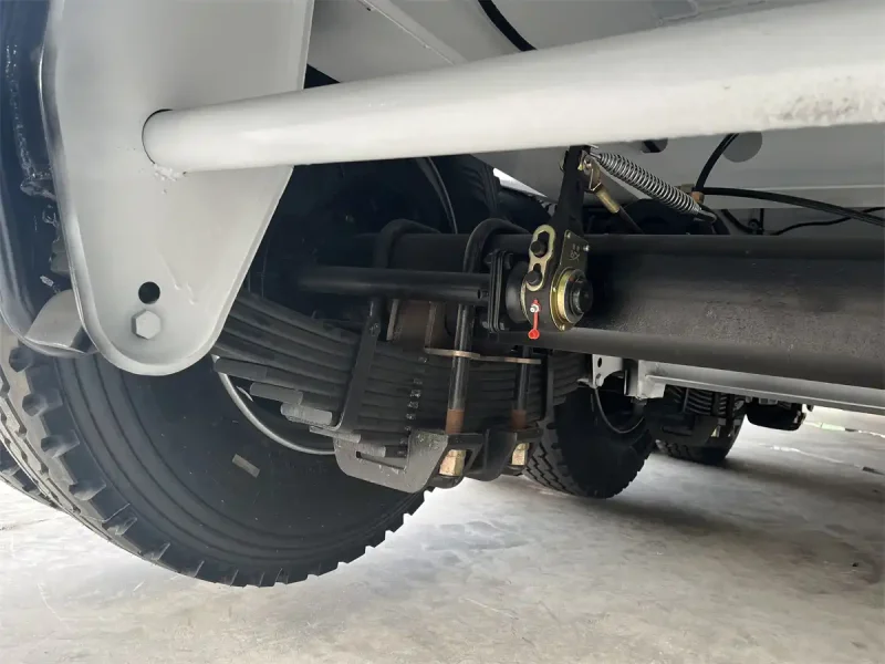 Detalle del remolque de plataforma baja de 60 toneladas