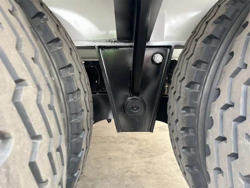 Detalle del remolque de plataforma baja de 60 toneladas